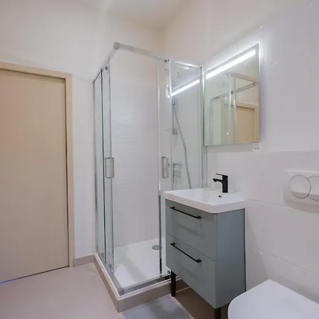 - Beautiful Bright - 10 Min Appartement